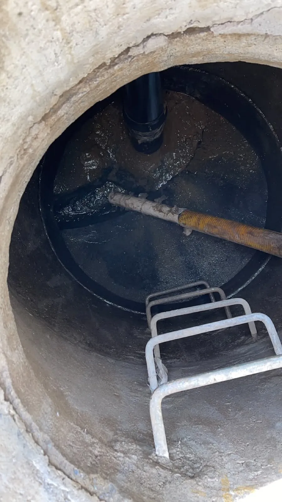 Pozo séptico profundo con peldaños durante su limpieza